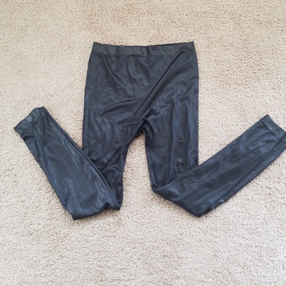 Shiny black leggings